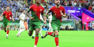 Fernandes puts perfect Portugal into last 16