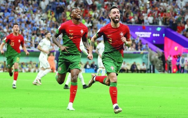 Fernandes puts perfect Portugal into last 16
