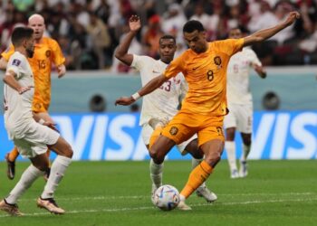 Netherlands see off Qatar to reach last 16
