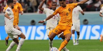 Netherlands see off Qatar to reach last 16