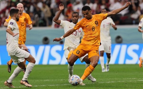 Netherlands see off Qatar to reach last 16