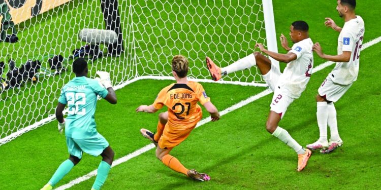 نيذرلاند تتأهل في صدارة مجموعتها بثنائية في مرمى قطر