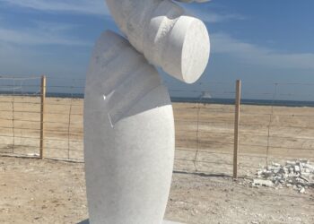 8 منحوتات توثق علاقة الإنسان بالمكان وبالتنمية وعلاقة الطبيعة بالصناعة والتطور