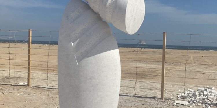 8 منحوتات توثق علاقة الإنسان بالمكان وبالتنمية وعلاقة الطبيعة بالصناعة والتطور 1 8 منحوتات توثق علاقة الإنسان بالمكان وبالتنمية وعلاقة الطبيعة بالصناعة والتطور