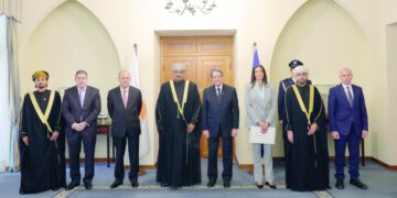 سفير سلطنة عُمان لدى قبرص يقدم أوراق اعتماده