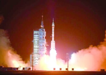 وصول رواد فضاء صينيين إلى محطة القصر السماوي