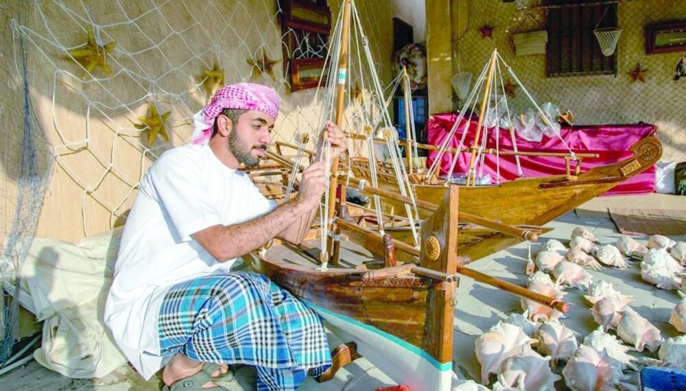 الجناح العماني يجذب الزوار في مهرجان كتارا للمحامل التقليدية بالدوحة 1 الجناح العماني يجذب الزوار في مهرجان كتارا للمحامل التقليدية بالدوحة