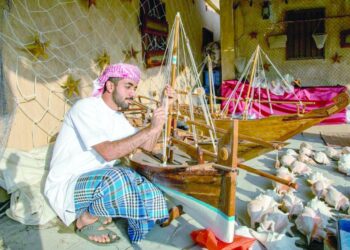 الجناح العماني يجذب الزوار في مهرجان كتارا للمحامل التقليدية بالدوحة