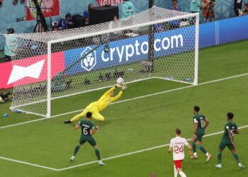 منتخب بولندا يتخطى منتخب السعودية بعد عناء