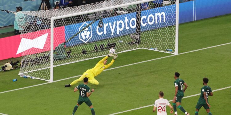 منتخب بولندا يتخطى منتخب السعودية بعد عناء
