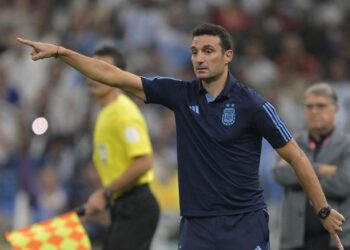 سكالوني يطالب بالهدوء بعد سحر ميسي