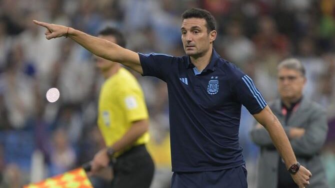 سكالوني يطالب بالهدوء بعد سحر ميسي