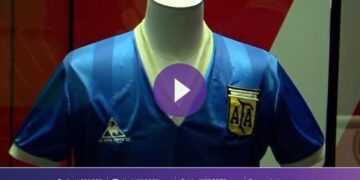 قميص مارادونا يُعرض في متحف قطر الأولمبي والرياضي في الدوحة