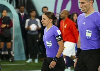 الفرنسية فرابار أول حكمة تقود مباراة في كأس العالم