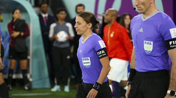 الفرنسية فرابار أول حكمة تقود مباراة في كأس العالم