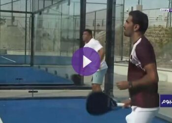 استمتاع أساطيرُ كرة القدم بلعبة البادل