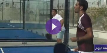 استمتاع أساطيرُ كرة القدم بلعبة البادل