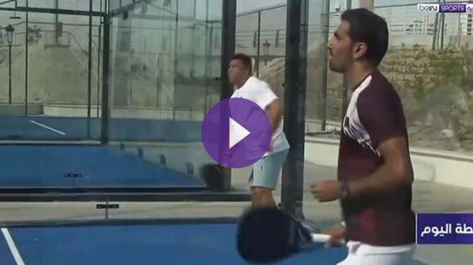 استمتاع أساطيرُ كرة القدم بلعبة البادل