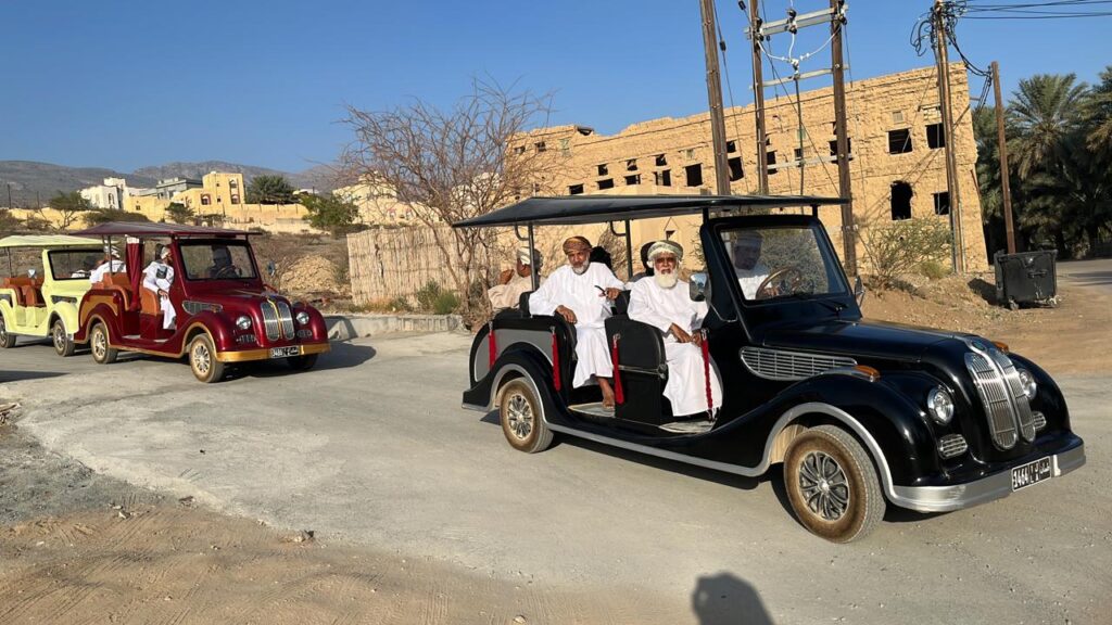 زيارة مجموعة عمان المجد إلى مكتبة الشيخ محسن بن زهران العبري الأهلية 4 48E763EF E020 4F4A A060 0C2927FAB769