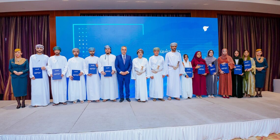 الطيران العماني يرحب بقادة المستقبل بحفل للتعريف<br>ببرنامج الخريجين التجاريين 1 الطيران العماني يرحب بقادة المستقبل بحفل للتعريفببرنامج الخريجين التجاريين