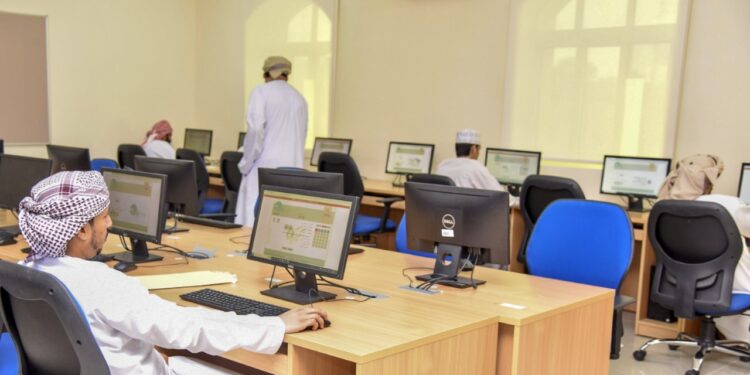 وزارة العمل تُجري اختبارات التوظيف لعدد من الوظائف بمحافظة ظفار