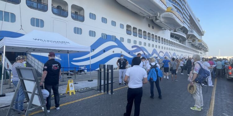 ميناء صلالة يستقبل سفينة سياحية إيطالية على متنها أكثر من 4500 سائحٍ