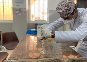 شركة طلابية بجامعة التقنية والعلوم التطبيقية بنزوى تنتج علاجًا لآفة العفن الأبيض