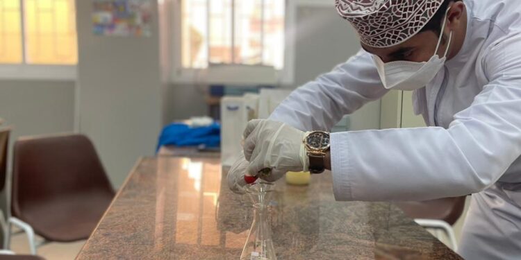 شركة طلابية بجامعة التقنية والعلوم التطبيقية بنزوى تنتج علاجًا لآفة العفن الأبيض