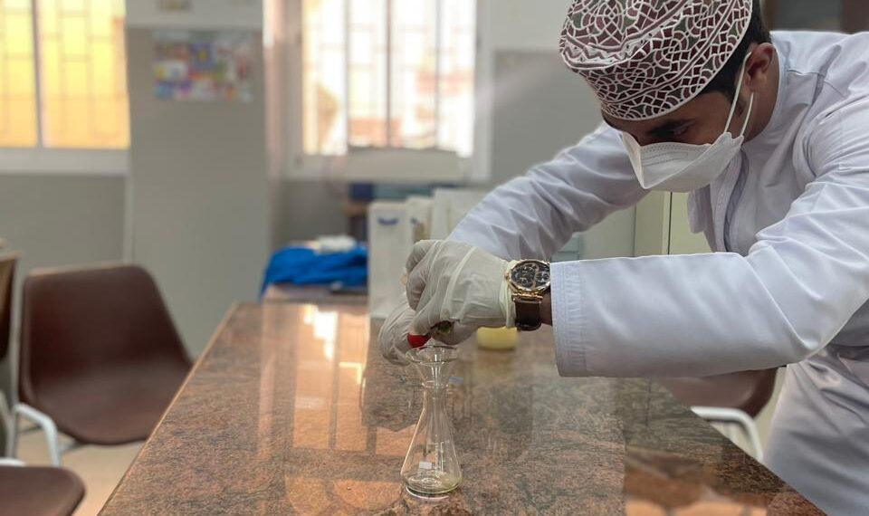 شركة طلابية بجامعة التقنية والعلوم التطبيقية بنزوى تنتج علاجًا لآفة العفن الأبيض 1 شركة طلابية بجامعة التقنية والعلوم التطبيقية بنزوى تنتج علاجًا لآفة العفن الأبيض