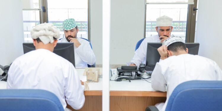 وزارة العمل تعلن عن توفر ما يقارب 900 فرصة وظيفية في القطاع الخاص 1 وزارة العمل تعلن عن توفر ما يقارب 900 فرصة وظيفية في القطاع الخاص