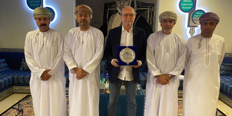 جمعية الصحفيين العمانية تبحث مجالات التعاون المشترك مع الاتحاد الدولي للصحافة الرياضية