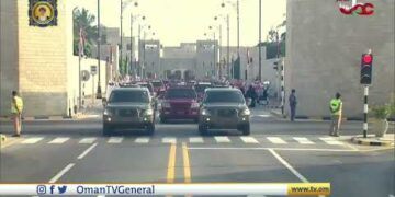 مرور الموكب السامي لجلالة السلطان هيثم المعظم بين جموع المواطنين والطلبة أمام قصر الحصن العامر