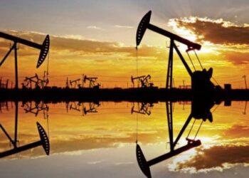 انخفاض أسعار النفط متأثرة بارتفاع الدولار