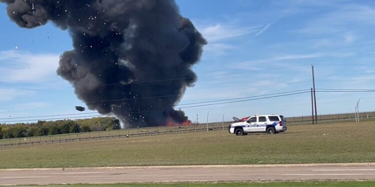 اصطدام طائرتين أثناء عرض جوي بمدينة دالاس الأمريكية