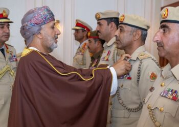 جلالةُ السُّلطان المعظم يُنعم بميداليتي الخدمة الممتازة والثناء السُّلطاني على عددٍ من الضباط بشؤون البلاط السُّلطاني