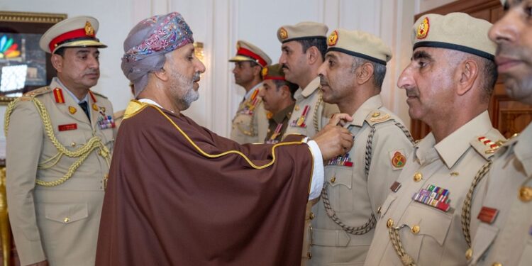 جلالةُ السُّلطان المعظم يُنعم بميداليتي الخدمة الممتازة والثناء السُّلطاني على عددٍ من الضباط بشؤون البلاط السُّلطاني