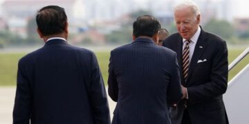 الرئيس الأمريكي يصل إلى كمبوديا لحضور قمة آسيان