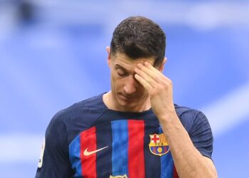 إيقاف ليفاندوفسكي مهاجم برشلونة ثلاث مباريات في الدوري الإسباني
