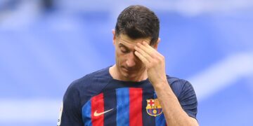 إيقاف ليفاندوفسكي مهاجم برشلونة ثلاث مباريات في الدوري الإسباني