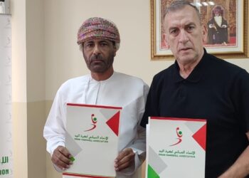 الاتحاد العماني لكرة اليد يجدد التعاقد مع المدرب الجزائري مراد بوسبت