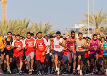 بمشاركة عدائين عالميين .. انطلاق ماراثون الموج مسقط