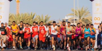 بمشاركة عدائين عالميين .. انطلاق ماراثون الموج مسقط