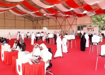 البحرينيون يدلون بأصواتهم في الانتخابات النيابية والبلدية