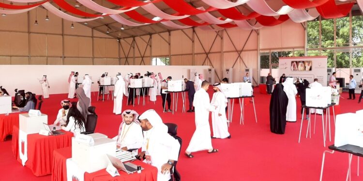 البحرينيون يدلون بأصواتهم في الانتخابات النيابية والبلدية
