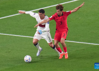 Hwang scores late winner, S. Korea beat Portugal and join last 16
