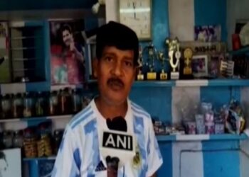 Inidan tea seller paints house, shop in Argentina’s flag colour