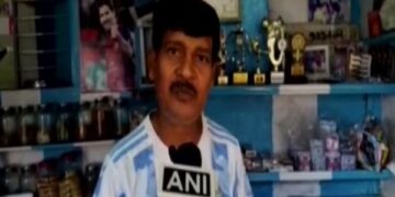 Inidan tea seller paints house, shop in Argentina’s flag colour