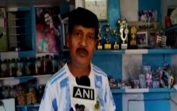 Inidan tea seller paints house, shop in Argentina's flag colour 1 Inidan tea seller paints house, shop in Argentina’s flag colour