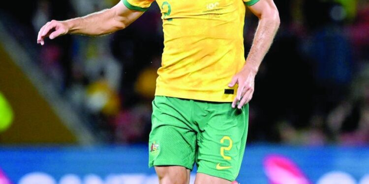 المدافع الأسترالي ديغينيك في مهمة إيقاف ميسي !