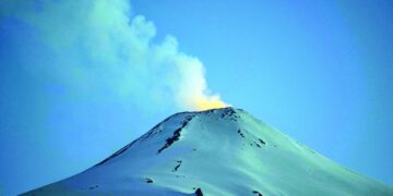 توافد الزوار بعد ثوران أكبر بركان نشط في العالم